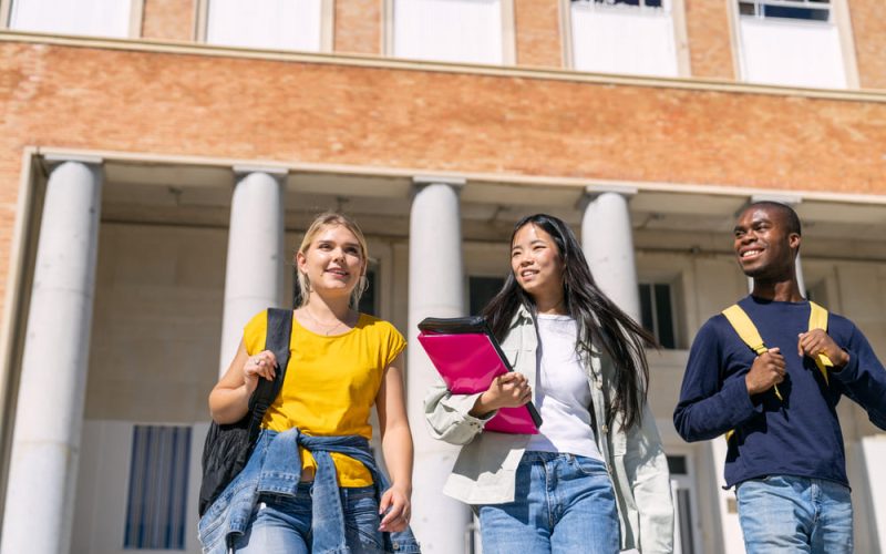 Formación jurídica actualizada: estudia Derecho en la Universidad Latina de Panamá